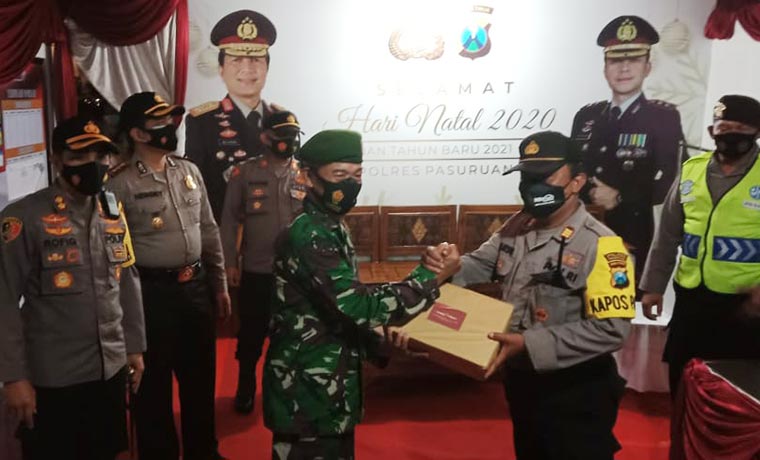 Kapolres Pasuruan AKBP Rofiq Ripto Himawan memberikan bingkisan saat mengecek pos pengamanan di Simpang 4 Taman Dayu.