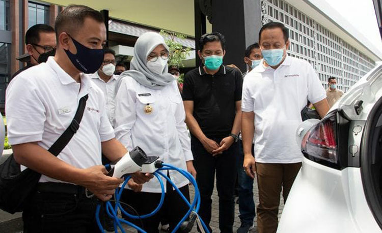 Bupati Banyuwangi Ipuk Fiestiandani menghadiri peringatan satu tahun Kokoon Hotel. (foto: ist)
