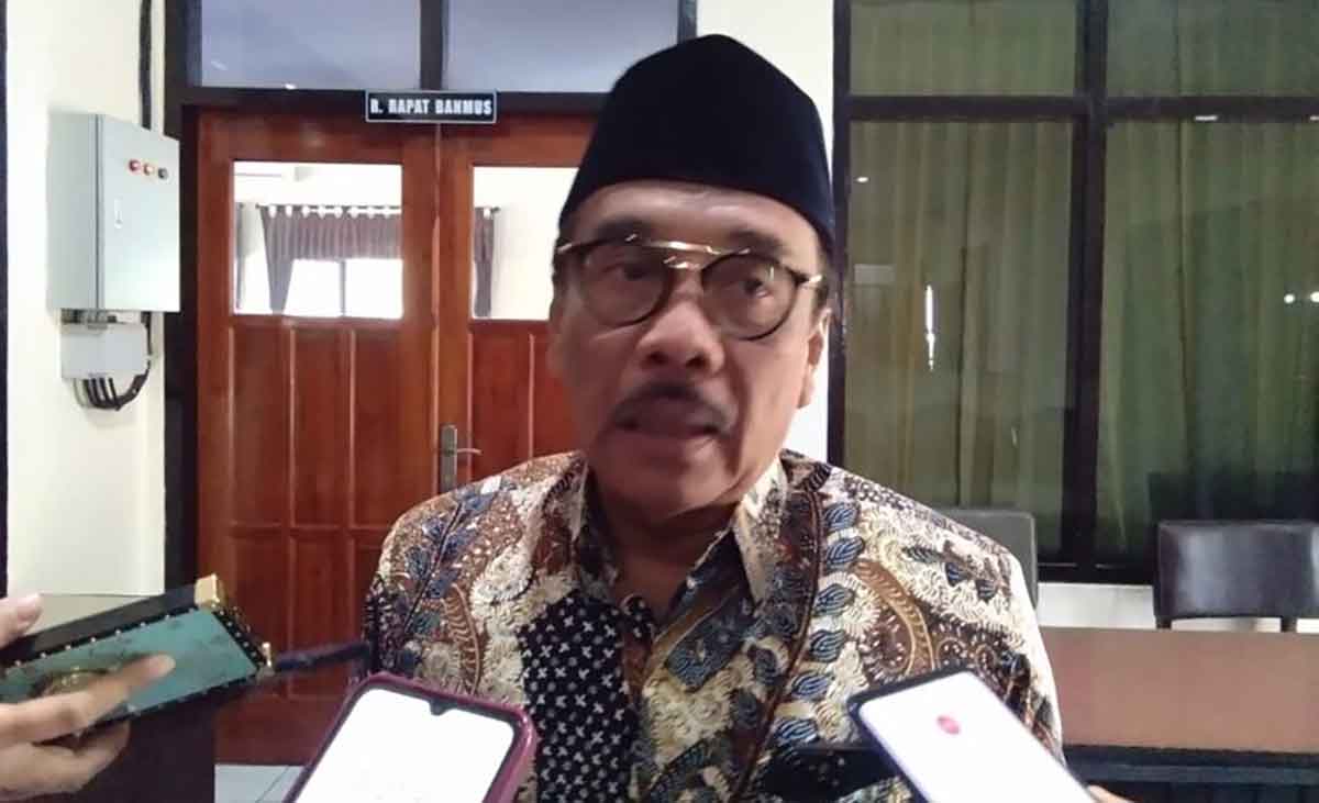 Ketua DPRD Trenggalek, Samsul Anam, saat memberi keterangan kepada awak media.