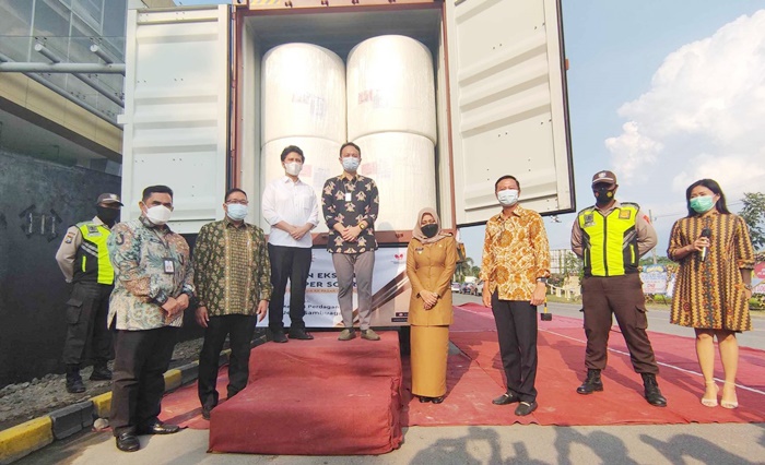 Wamendag Jerry Sambuaga didampingi Wagub Jawa Timur Emil Elestianto Dardak, Kepala Disperidag Jatim, dan Bupati Mojokerto Ikfina Fahmawati, memberangkatkan 10 kontainer produk ekspor PT Sun Paper Source, Kamis (10/6) sore.