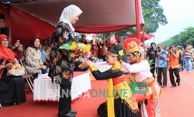 Bupati Kediri Haryanti Sutrisno saat menerima bunga dari peserta tari Panji dalam pembukaan hari jadi Kabupaten Kediri 2016. foto: hms