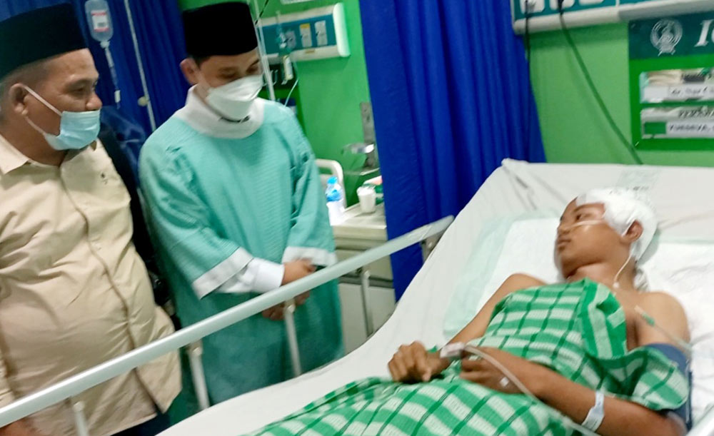 Dengan anggaran pribadi, Gus Barra memberikan bantuan langsung masing-masing keluarga korban meninggal dan luka akibat tumbangnya pohon di Wisata Pemandian Jolotundo, Trawas, Mojokerto. foto: ROCHMAT SAIFUL ARIS/ BANGSAONLINE