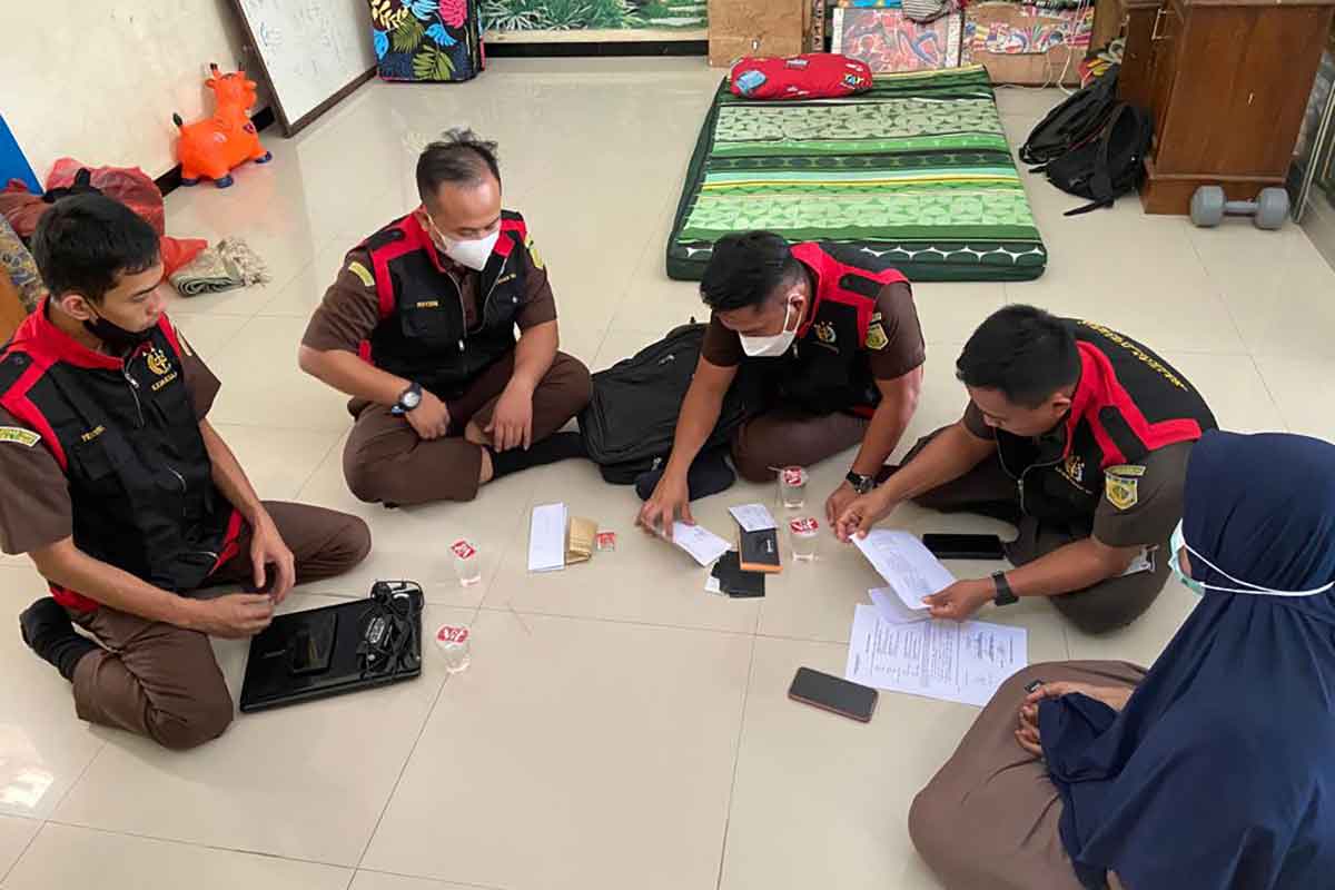 Tim Jaksa Penyidik Saat Melakukan Penggeledahan Rumah Tersangka MS, Terkait Dugaan Tipikor Penyaluran Dana Bantuan Operasional Pesantren Pada Masa Pandemi COVID-19 Tahun 2020, Senin (9/1/2023)
