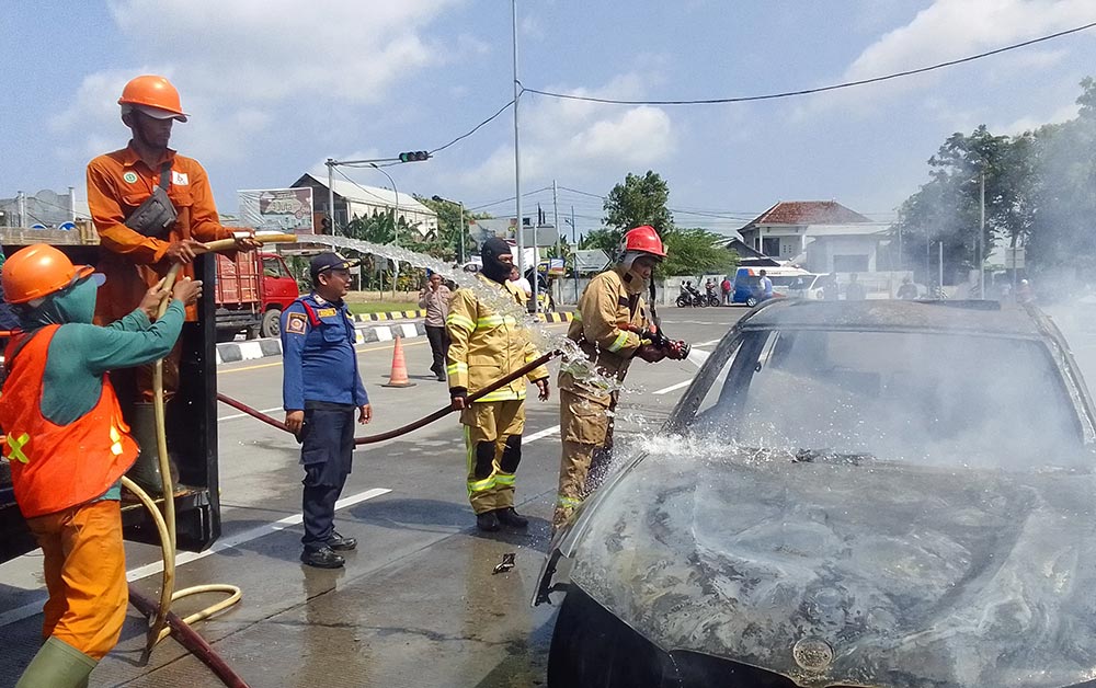 Ledakan Awali Kebakaran BMW di Tol KLBM, Damkar Gresik Berhasil Padamkan Api