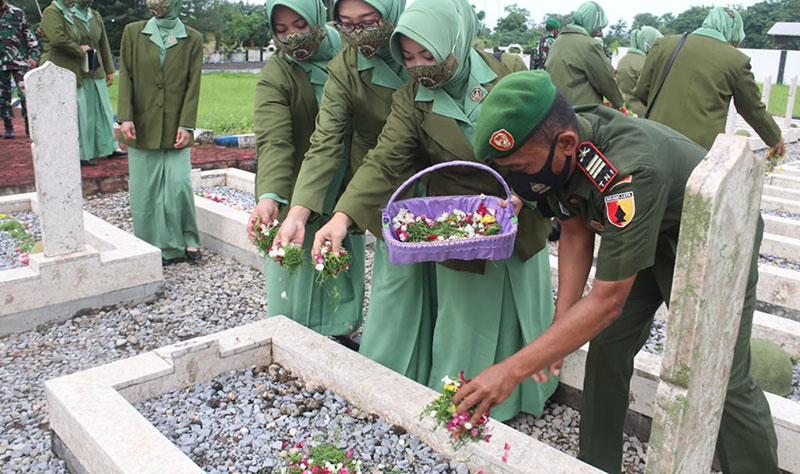 Acara ziarah dan tabur bunga yang diikuti Perwira Staf Kodim 0827/Sumenep, Jajaran Danramil Kodim 0827/Sumenep, jajaran Anggota Kodim 0827/Sumenep, dan jajaran pengurus sekaligus anggota Persit KCK Cabang XLVl Dim 0827.