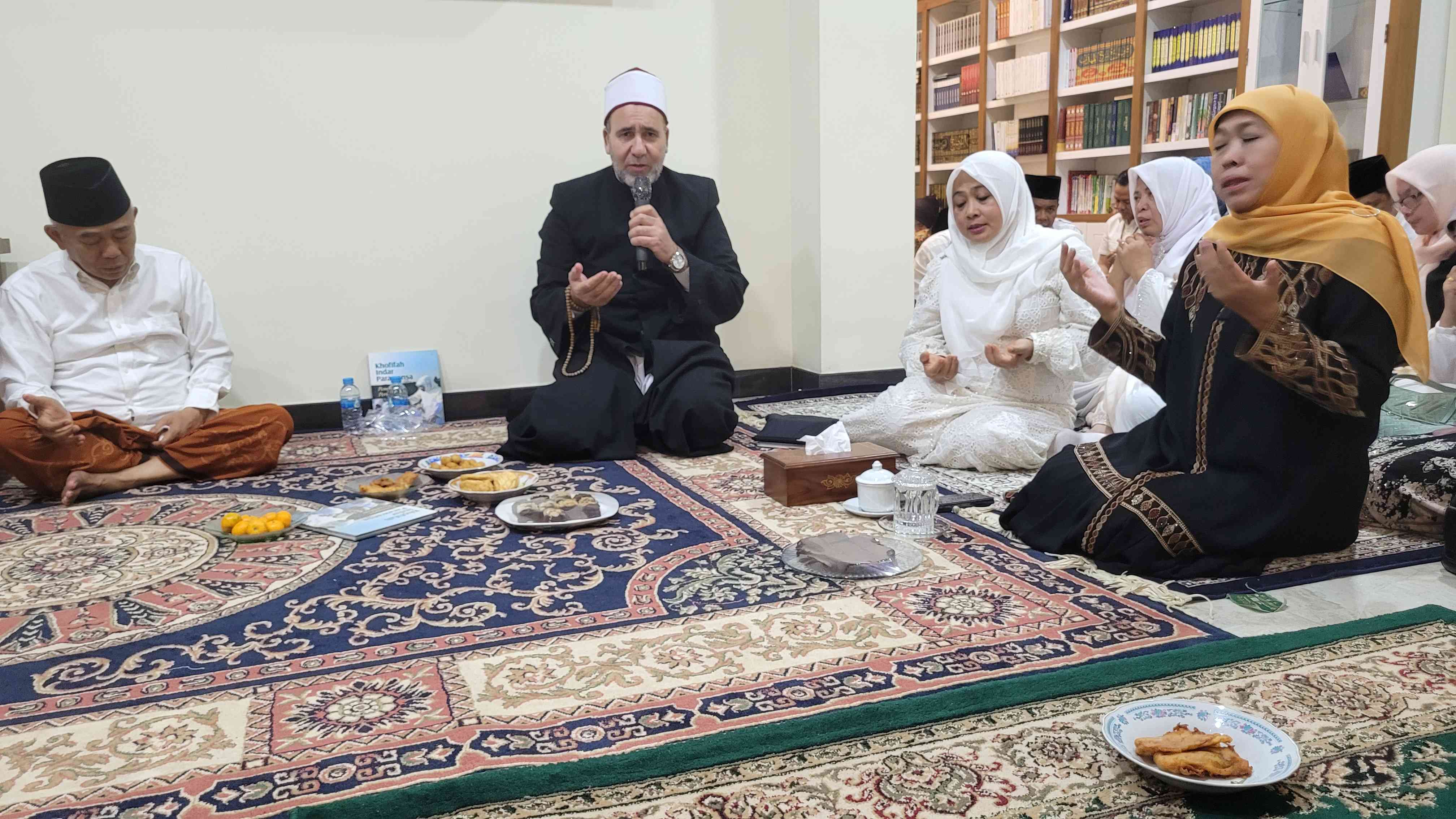 Tampak Prof Dr KH Asep Saifuddin Challim, Syaikh Ahmad Muhammad Mabruk dan Khofifah Indar Parawansa saat doa bersama dan salat malam di kediaman Ning Imah, salah seorang putri Kiai Asep di kawasan Pondok Pesantren Amanatul Ummah di Jalan Siwalankerto Utara Surabaya, Rabu (17/4/2025) malam. Foto: MMA/bangsaonline