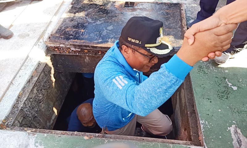 Wawali Kota Malang Sofyan Edi J turun langsung ke drainase di kawasan Jalan Letjen Sutoyo, Jumat (21/02). foto: ist.