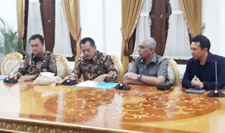 Sekdaprov Jatim, Heru Tjahjono (dua dari kiri) dan Ketua Asprov PSSI Jatim, Ahmad Riyadh (dua dari kanan) saat menggelar konferensi pers di Gedung Negara Grahadi, Surabaya. foto: DIDI ROSADI/ BANGSAONLINE