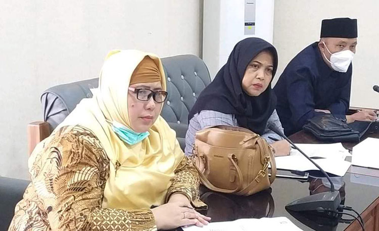 Ketua Komisi II DPRD Banyuwangi Hj. Mafrochatin Ni’mah (paling kiri). (foto: ist)