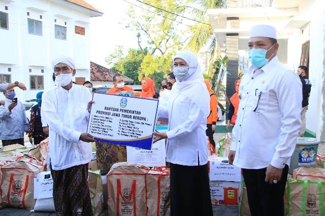 Gubernur Jawa Timur Khofifah Indar Parawansa saat memberi bantuan ke beberapa pondok pesantren di Kediri Jawa Timur. foto: ist/ bangsaonline.com