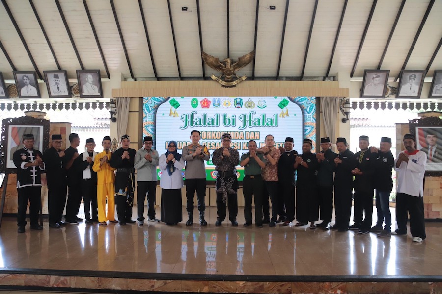 Para pemimpin perguruan pecak silat berfoto bersama dengan Forkopimda Magetan