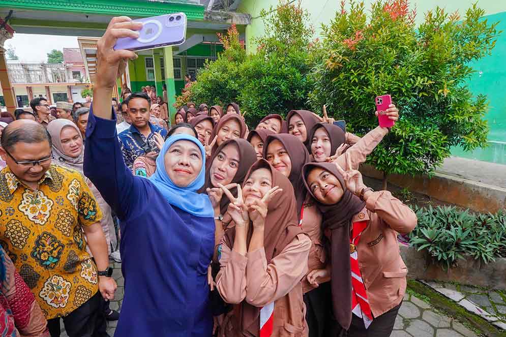 Gubernur Jatim, Khofifah Indar Parawansa disambut meriah oleh murid SMAN 1 Dampit. (Ist)