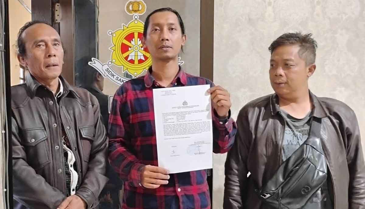 Eko Sabdianto didampingi dua rekannya, Agus Adianto dan Zulkifli yang juga sesama jurnalis usai menerima LP dari SPKT Polsek Batu.