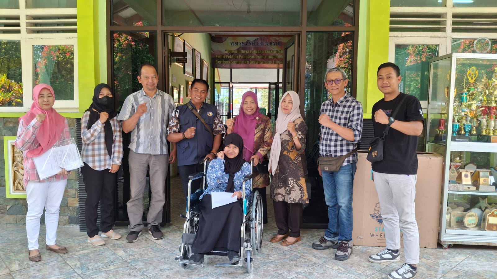 Aulia Rahma saat menerima bantuan kursi roda dari Dinas Sosial Jawa Timur