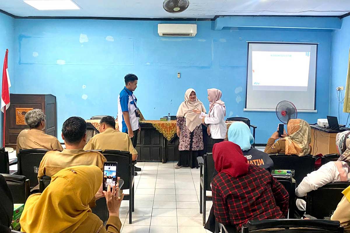 Maskurun, Ketua Gerkatin Jawa Timur dan Maryati, Relawan Dinas Sosial Kota KediriKediri saat menyampaikan paparan. Foto: Ist.