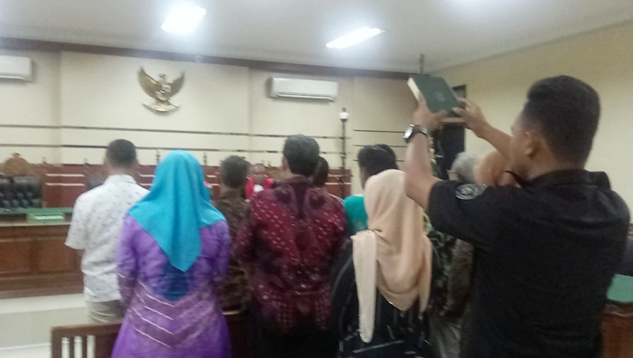 Para saksi pejabat dan staf BPPKAD Gresik saat diambil sumpah dalam sidang dengan terdakwa Andhy Hendro Wijaya di PN Tipikor Surabaya. Foto: ist