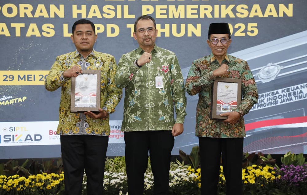 Bupati Pamekasan KH. Kholilurrahman saat menerima penghargaan opini WTP dari BPK RI.
