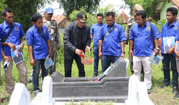 Bupati H. Slamet Junaidi saat tabur bunga bersama pengurus PWI Sampang di makam Agus Surachman.