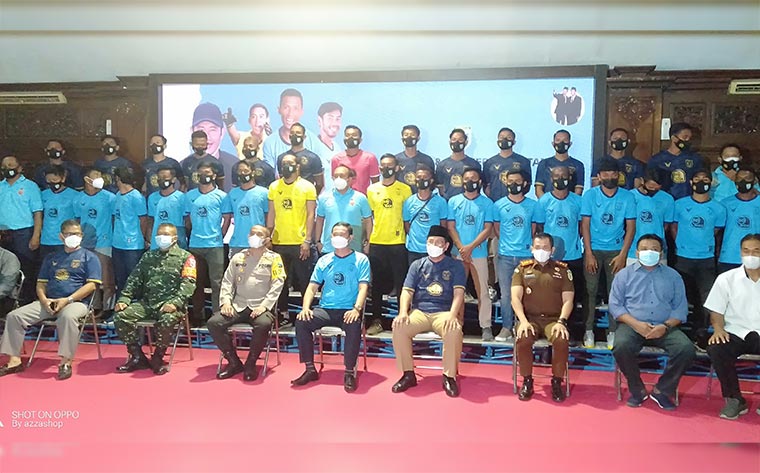 Bupati Yuhronur dan Forkopimda foto bersama Tim Persela Lamongan.