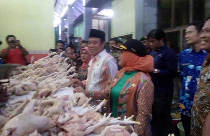 Bupati Fadeli saat sidak di sebuah pasar di Lamongan. foto: Nur Qomar/ BANGSAONLINE