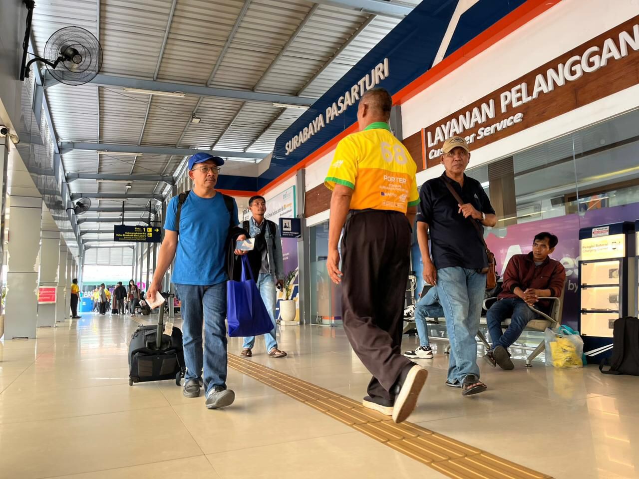Suasana di Stasiun Surabaya Pasar Turi