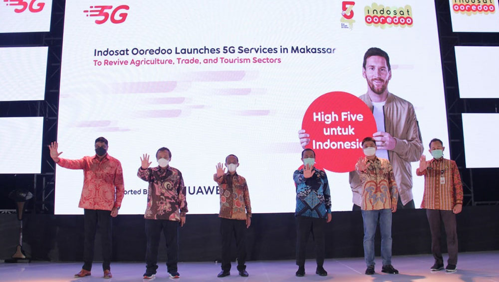 Foto dari kiri: Director and Chief Operating Officer Indosat Ooredoo, Vikram Sinha; Menteri Investasi/Kepala BKPM, Bahlil Lahadalia (tiga dari kiri), dan Plt Gubernur Sulawesi Selatan, Andi Sudirman Sulaiman (tiga dari kanan) saat peluncuran layanan 5G Indosat.