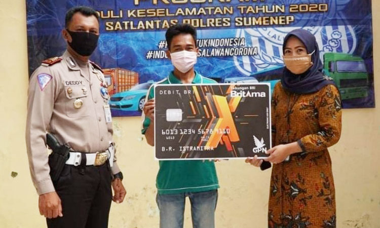 Kasatlantas Polres Sumenep, AKP Deddy Eka Aprianto saat menyerahkan bantuan program Polri Peduli Keselamatan secara simbolis.