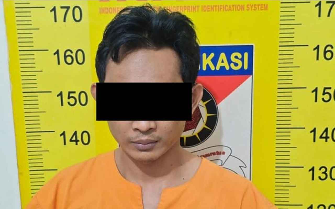 Pelaku berinisial AH (35) diamankan Satreskrim Polres Malang saat menimbang narkoba di kamar kosnya yang berada di Jalan Bromo, Desa Dilem, Kecamatan Kepanjen.