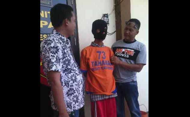 ISENG: Tersangka Wahyudi yang awalnya iseng kirim SMS acak sehingga dapat kenalan siswi SMA dan dicabuli ketika digelandang ke Mapolres Sidoarjo. foto: catur andy erlambang/BANGSAONLINE