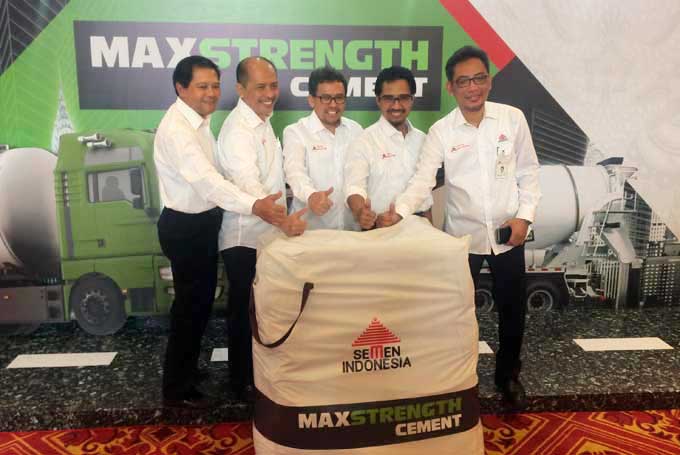Sekretaris Perusahaan Agung Wiharto, Direktur SDM dan Hukum Semen Indonesia Agung Yunanto, Plt Direktur Utama Johan Samudra, Direktur Utama Semen Gresik Gatot Kustyadji dan Direktur pemasaran dan Supply Chain Ahyanizzaman saat peluncuran produk semen Max Strength di Jakarta, hari ini.