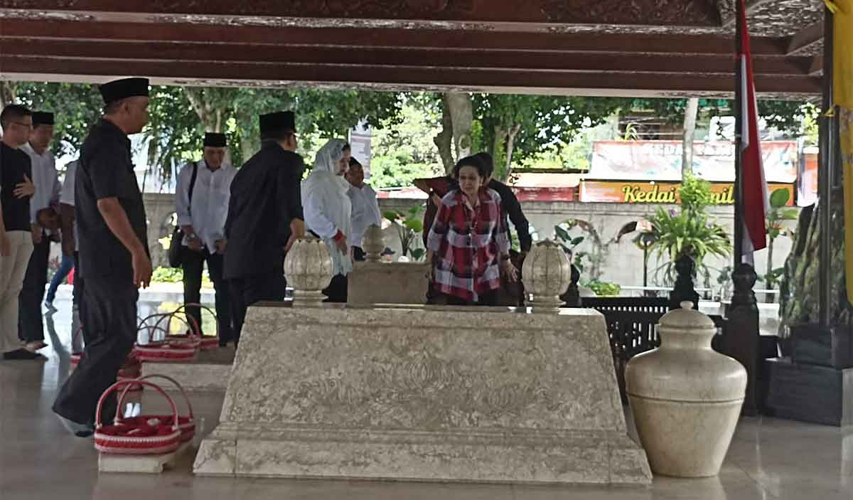 Ketua Umum PDIP, Megawati Soekarnoputri, saat ziarah ke makam Bung Karno.