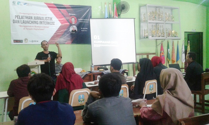 M Taufik dari Harian Surya saat memberikan materi jurnalistik.