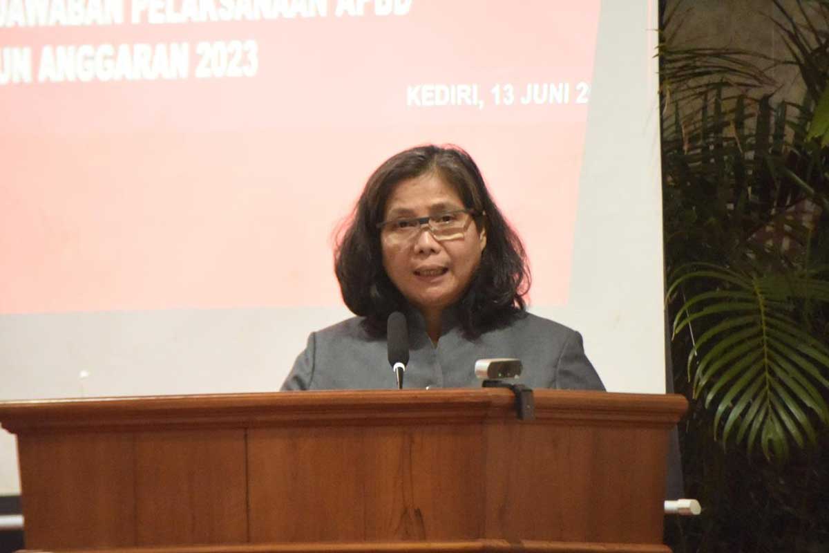 Pj. Wali Kota Kediri, Zanariah, saat menyampaikan Nota Keuangan. Foto: Ist.