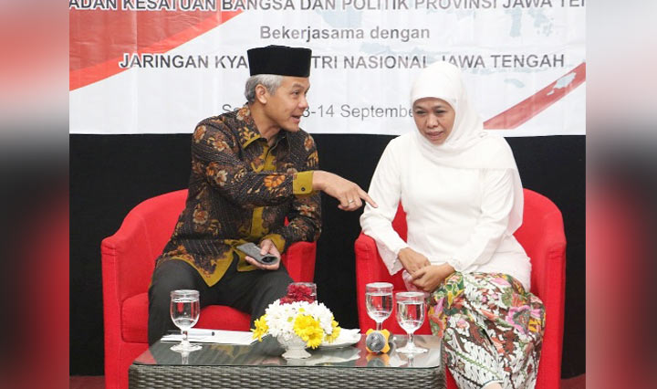 Gubernur Jawa Timur Khofifah Indar Parawansa dan Gubernur Jawa Tengah Ganjar Pranowo saat menjadi pembicara pada acara Halaqoh Kiai-Santri Tentang Pencegahan Radikalisme dan Terorisme di Jawa Tengah, di Hotel Grand Wahid, Kota Salatiga, Sabtu(14/9/2019). foto: istimewa/ bangsaonline.com