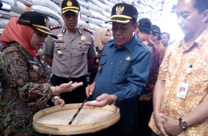 Bupati Fadeli saat meninjau gudang Bulog