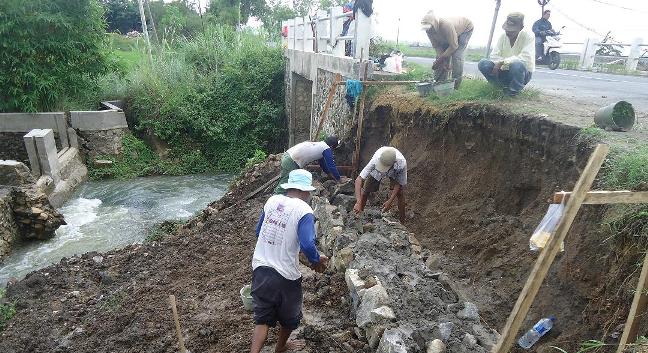 DIPERBAIKI: Salah satu jembatan yang rusak parah yang berada diatas Kali Karangan di Desa Ngrah, Kecamatan Gayam, Kabupaten Bojonegoro sedang diperbaik. Foto: Eky Nurhadi/BangsaOnline.com