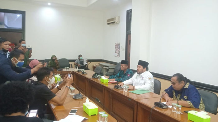Pansus Resolusi Konflik Agraria DPRD Kabupaten Pasuruan saat menggelar konferensi pers terkait ledakan mortir TNI AL.
