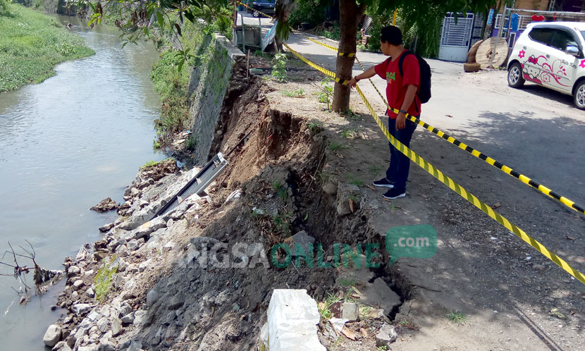 Salah satu titik tanggul Sungai Sadar yang jebol akibat tergerus derasnya aliran air saat hujan.