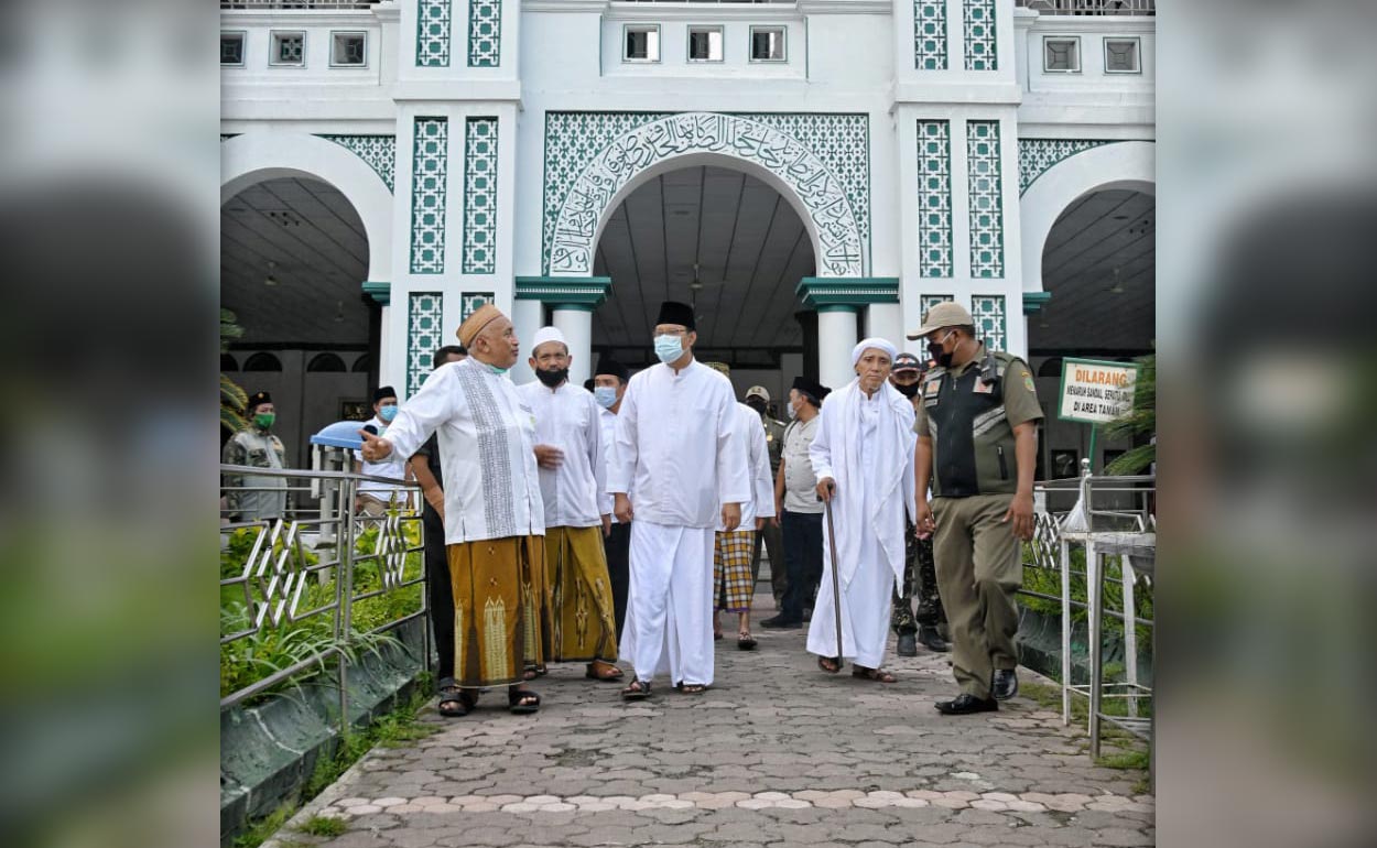 Gus Ipul saat bertemu dengan kiai-kiai di Masjid Jami