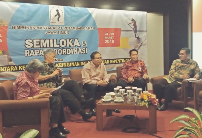 Rizal Ramli memberi keterangan pers di Surabaya.