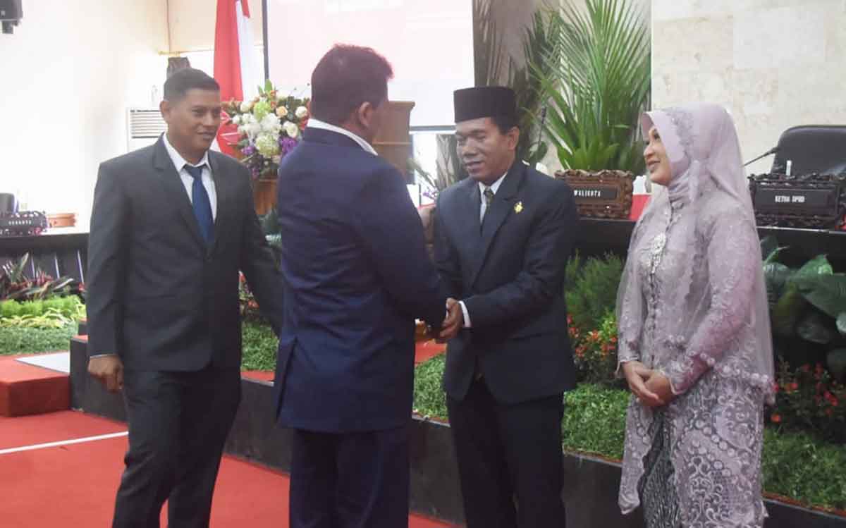 Ketua DPRD Kota Kediri, Gus Sunoto (bersalaman), bersama Abdullah Abu Bakar selaku wali kota setempat saat memberi ucapan selamat kepada Pujiono. Foto: Ist
