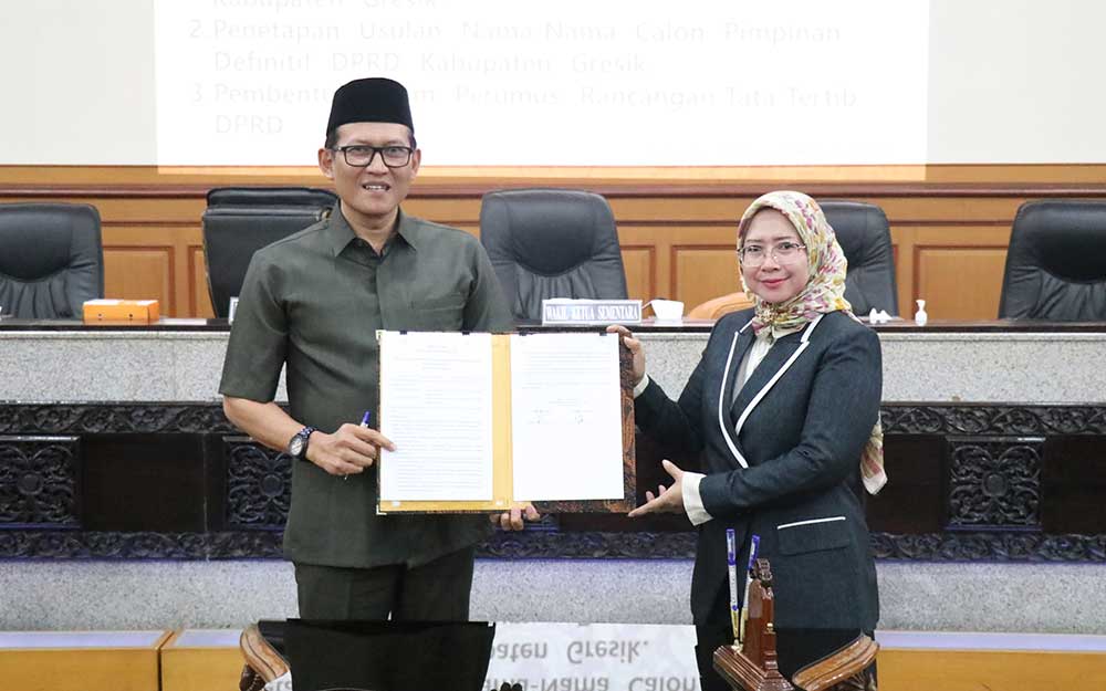 Ketua dan Wakil Ketua DPRD Gresik Sementara Abdullah Hamdi dan Nur Saidah menunjukkan draft usulan pimpinan definitif. Foto: SYUHUD/ BO