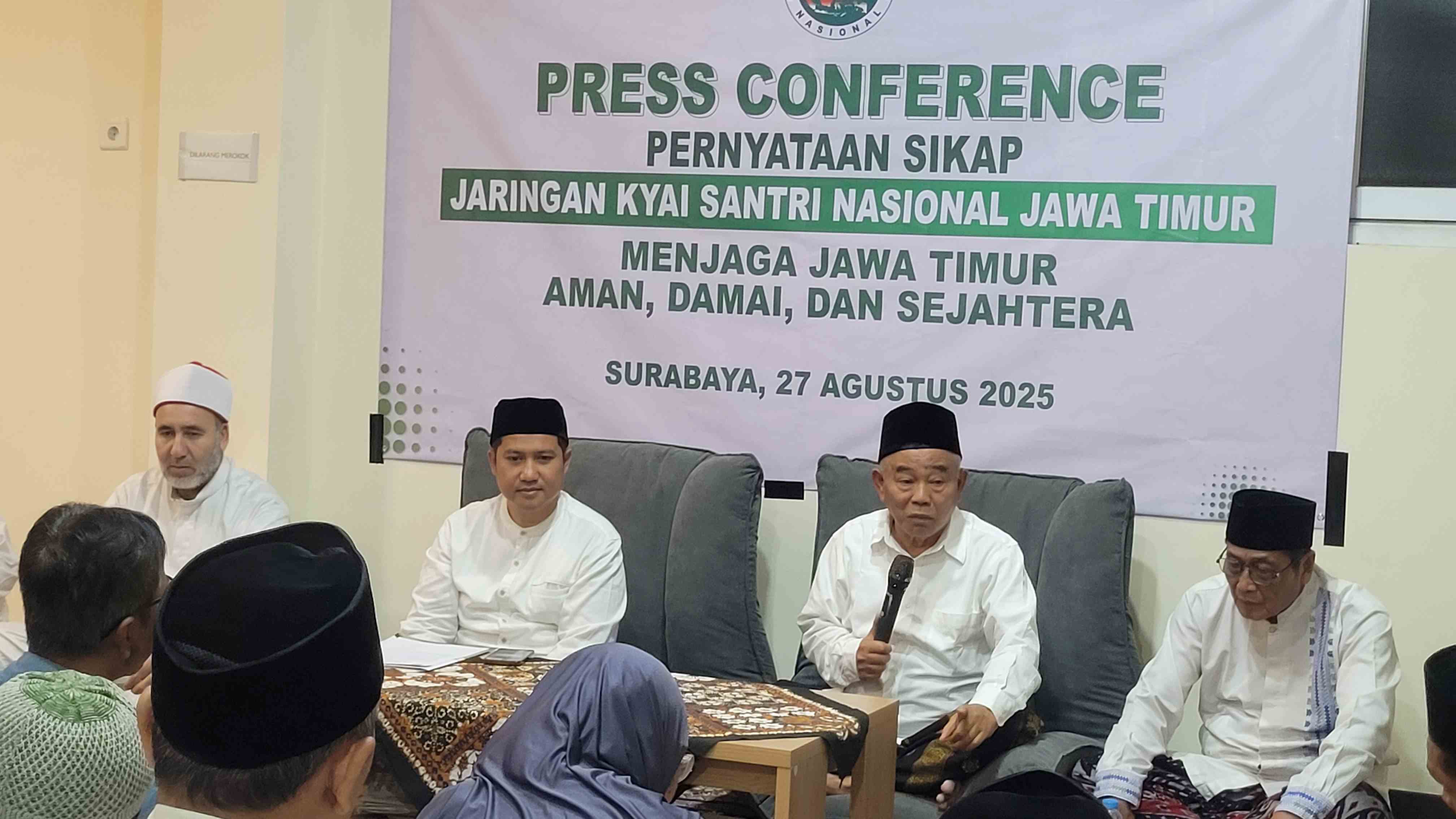 Prof Dr KH Asep Saifuddin Chalim, MA, saat konferensi pers di kediaman Ning Imah, salah seorang putrinya di kawasan Pondok Pesantren Amanatul Ummah Jalan Siwalankerto Utara Surabaya, Rabu (27/8/2025).  Tampak ia didampingi Syaikh Ahmad Muhammad Mabruk, Dr KH Muhammad Sujak dan Muhammad Ghofirin Foto: MMA/bangsaonline   