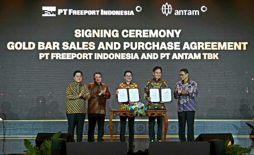 Dari kiri, Menteri BUMN Erick Thohir, Direktur Utama MIND ID Hendi Prio Santoso, Presdir PT FI Tony Wenas, Dirut PT Aneka Tambang Tbk (ANTAM) Nico Canter, dan Wamen ESDM Yuliot Tanjung, saat perjanjian jual beli emas. Foto: Ist