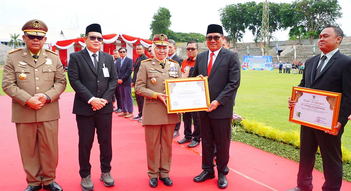 Direktur Utama Petrokimia Gresik, Daconi Khotob (kanan), ketika menerima penghargaan K3 dari Gubernur Khofifah. Foto: Ist