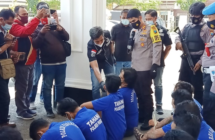 Kapolres Pasuruan AKBP Rofiq Ripto Himawan didampingi Kasatnarkoba AKP. DOM. DE F. Ximenes saat rilis kasus di halaman mapolres.