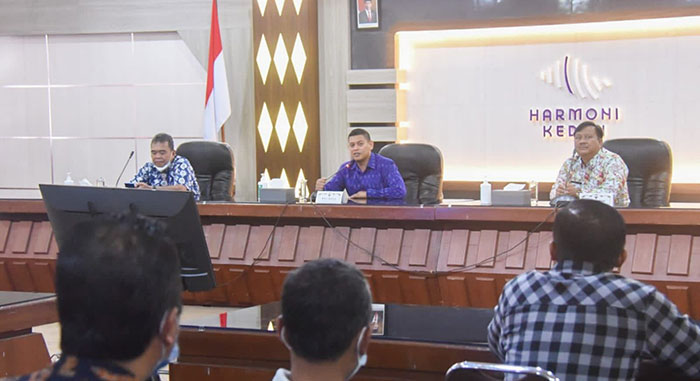 Wali Kota Kediri, Abdullah Abu Bakar (tengah), saat memimpin rapat. Foto: Ist