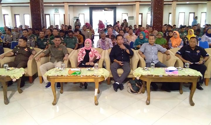 Wakil Bupati Kartika Hidayati bersama Ketua PWI Jatim Ainur Rochim dan Rizki Daniarto, Praktisi Kehumasan.