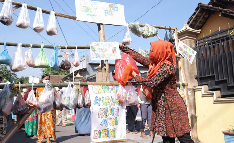 Ning Ita Bersama emak-emak Kota Mojokerto saat menggantungkan bahan makanan yang bisa diambil secara gratis oleh warga yang membutuhkan.