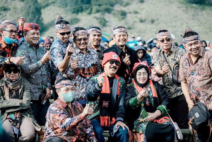 Wakil Bupati Pamekasan RB Fattah Jasin bersama beberapa kepala OPD dan 13 camat se-Kabupaten Pamekasan menghadiri acara Gebyar Batik Pamekasan di Gunung Bromo yang juga dihadiri Wakil Wali Kota Malang.